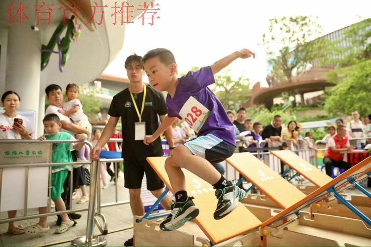 近三百位小达人挑战跑酷赛 近三百位小达人挑战跑酷赛
